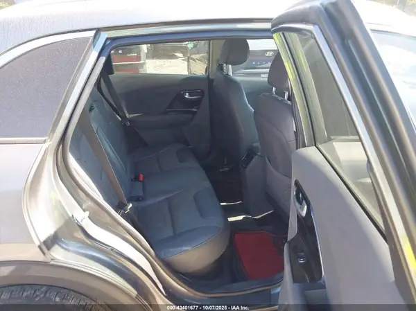 KNDCC3LC1H5037570 2017 KIA NIRO - Image 8