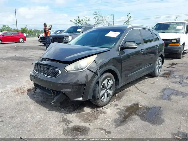 KNDCC3LC1H5069791 2017 KIA NIRO - Image 2