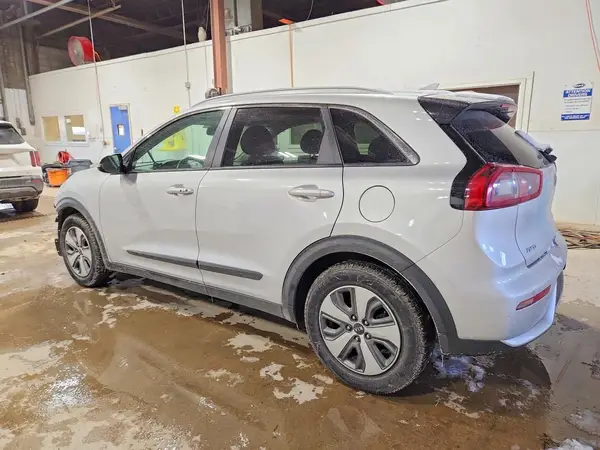 KNDCC3LC1J5130305 2018 KIA NIRO - Image 2