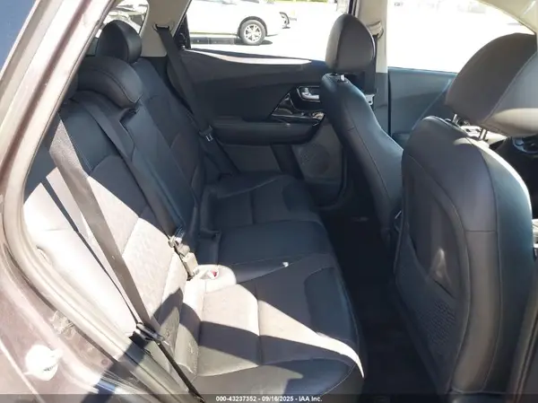KNDCC3LC1J5133981 2018 KIA NIRO - Image 8