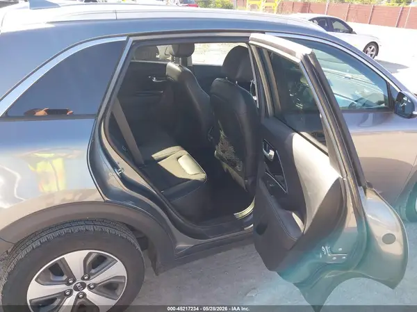 KNDCC3LC2H5065023 2017 KIA NIRO - Image 8