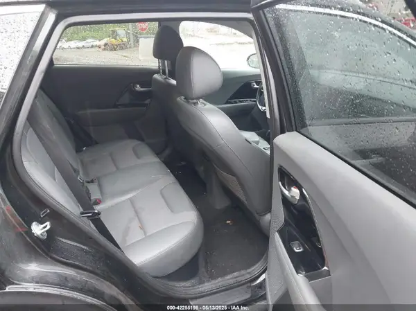 KNDCC3LC2H5066656 2017 KIA NIRO - Image 8