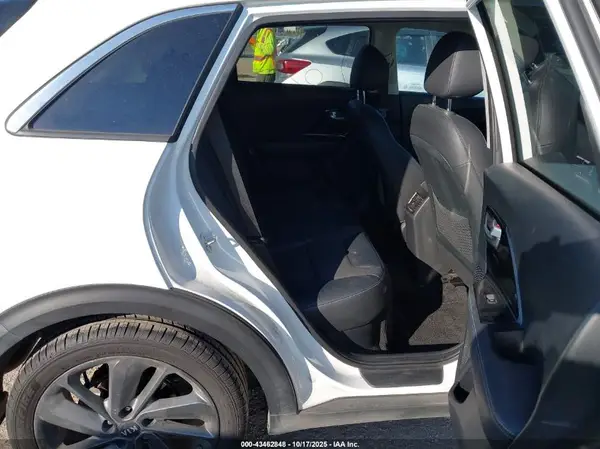 KNDCC3LC2H5075423 2017 KIA NIRO - Image 8