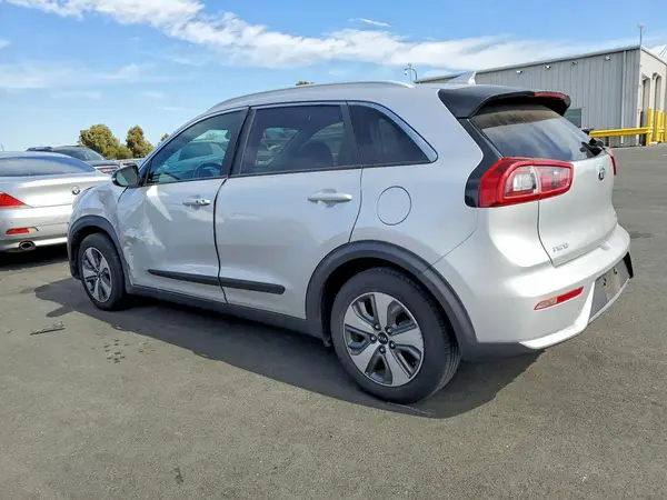 KNDCC3LC2J5175589 2018 KIA NIRO - Image 2