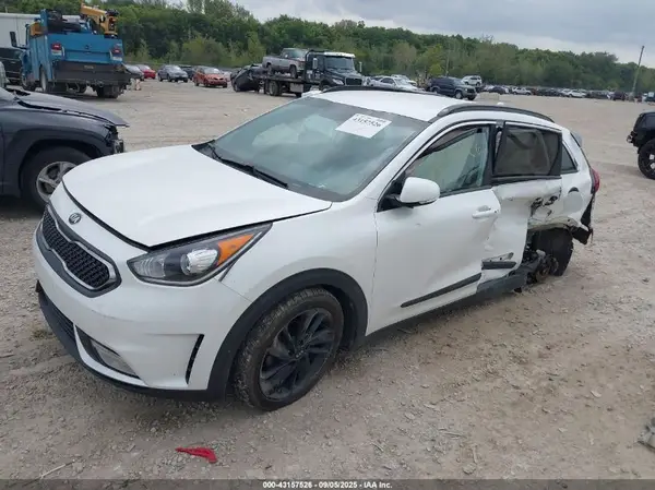 KNDCC3LC2K5264113 2019 KIA NIRO - Image 2