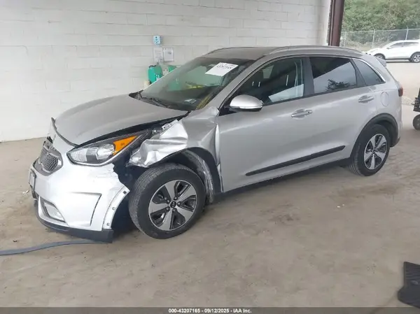 KNDCC3LC3H5050935 2017 KIA NIRO - Image 2