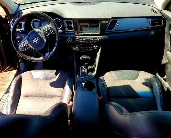 KNDCC3LC3H5057870 2017 KIA NIRO - Image 8