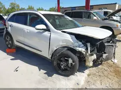 KNDCC3LC3H5066956 2017 KIA NIRO