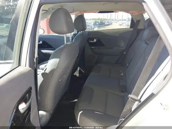 KNDCC3LC3H5066956 2017 KIA NIRO - Image 8