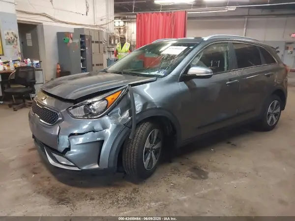 KNDCC3LC3H5089752 2017 KIA NIRO - Image 2