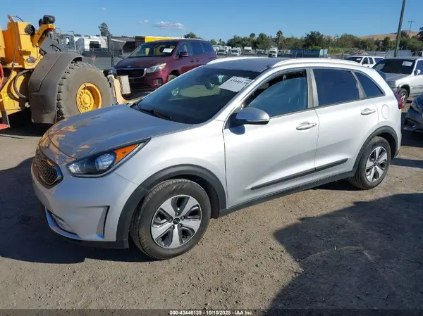KNDCC3LC3J5126630 2018 KIA NIRO - Image 2