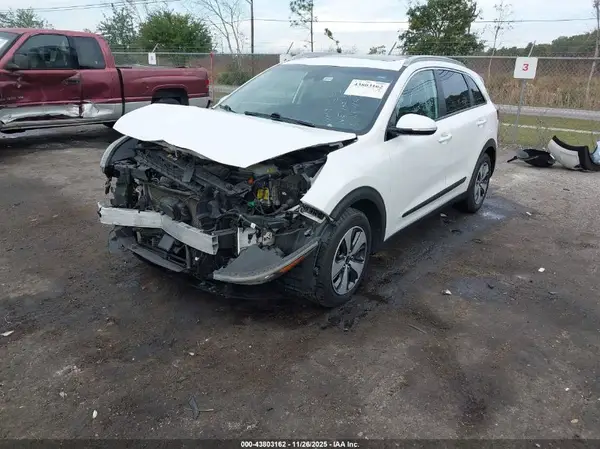 KNDCC3LC4H5038681 2017 KIA NIRO - Image 2
