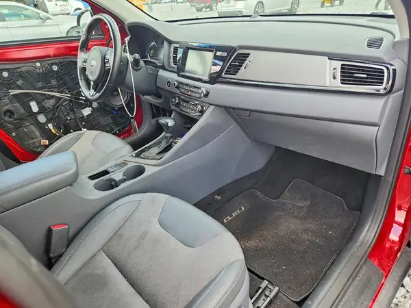KNDCC3LC5H5054713 2017 KIA NIRO - Image 8
