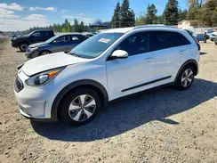 KNDCC3LC6J5152476 2018 KIA NIRO
