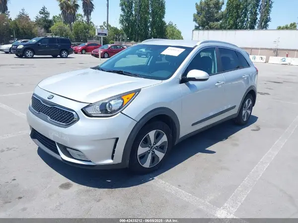 KNDCC3LC7H5045740 2017 KIA NIRO - Image 2