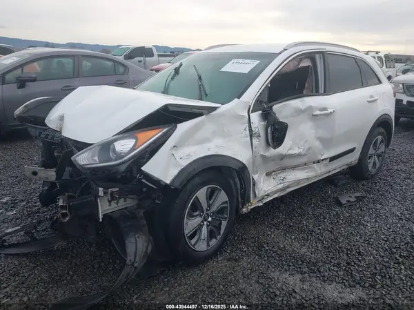 KNDCC3LC7H5072128 2017 KIA NIRO - Image 2