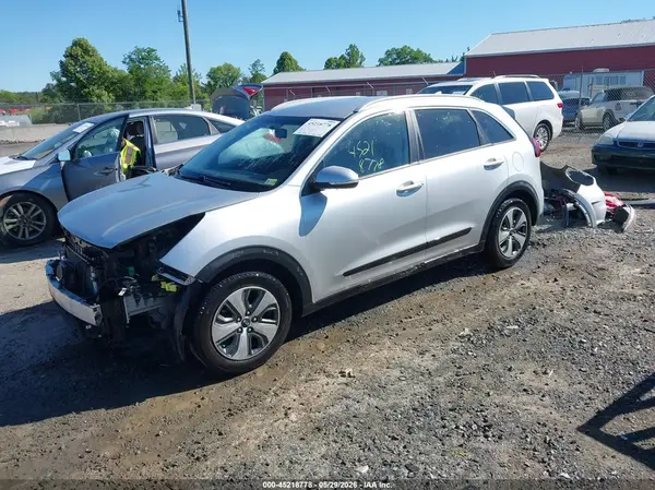 KNDCC3LC7H5074655 2017 KIA NIRO - Image 2