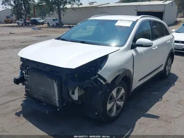KNDCC3LC7K5338240 2019 KIA NIRO - Image 2