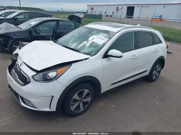 KNDCC3LC8H5040370 2017 KIA NIRO - Image 2