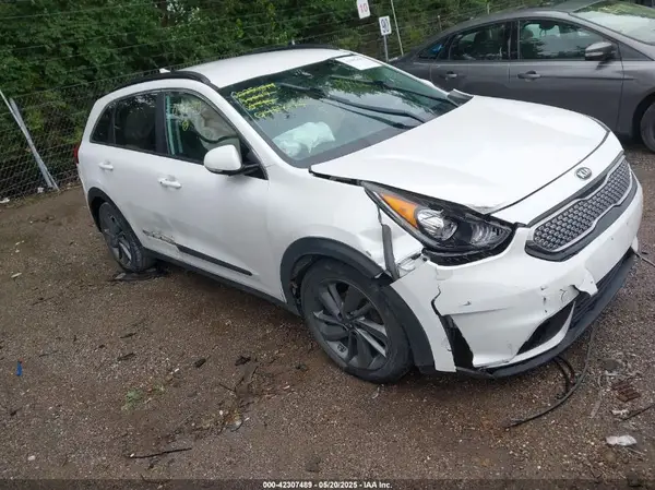 KNDCC3LC8H5045679 2017 KIA NIRO - Image 1