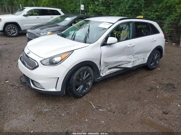 KNDCC3LC8H5045679 2017 KIA NIRO - Image 2
