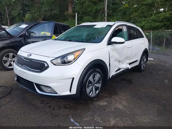 KNDCC3LC8H5048811 2017 KIA NIRO - Image 2