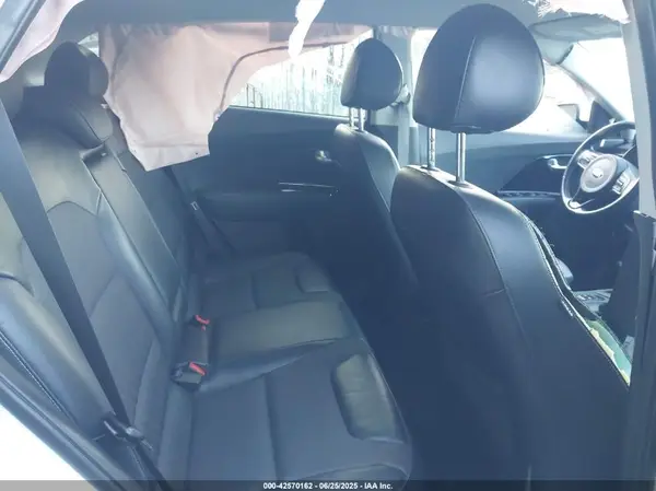 KNDCC3LC8H5048811 2017 KIA NIRO - Image 8