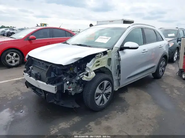 KNDCC3LC8H5074650 2017 KIA NIRO - Image 2