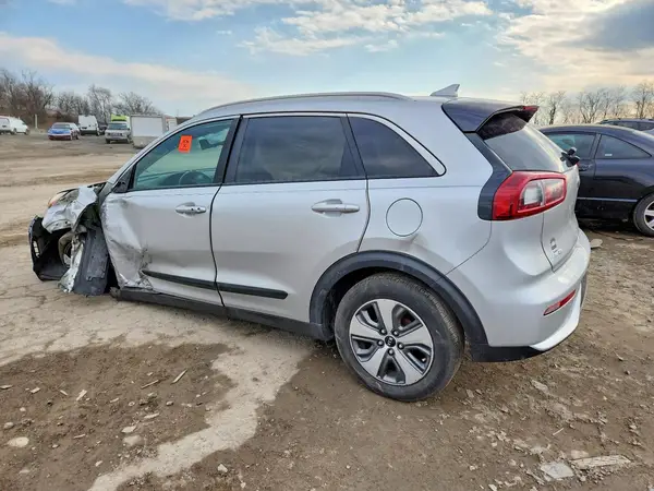 KNDCC3LC8H5077760 2017 KIA NIRO - Image 2
