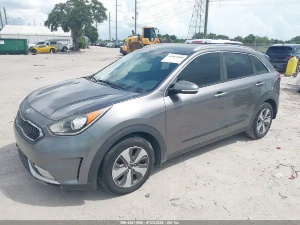 KNDCC3LC9H5069375 2017 KIA NIRO - Image 2
