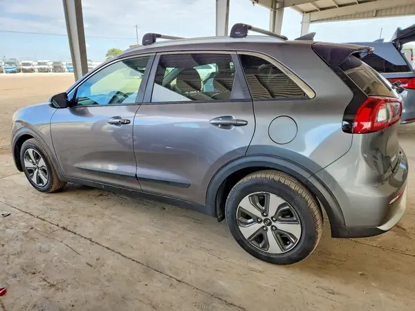 KNDCC3LCXH5037566 2017 KIA NIRO - Image 2