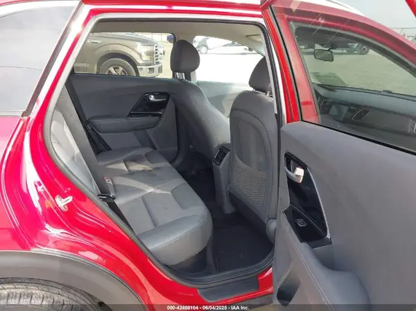 KNDCC3LCXH5057915 2017 KIA NIRO - Image 8