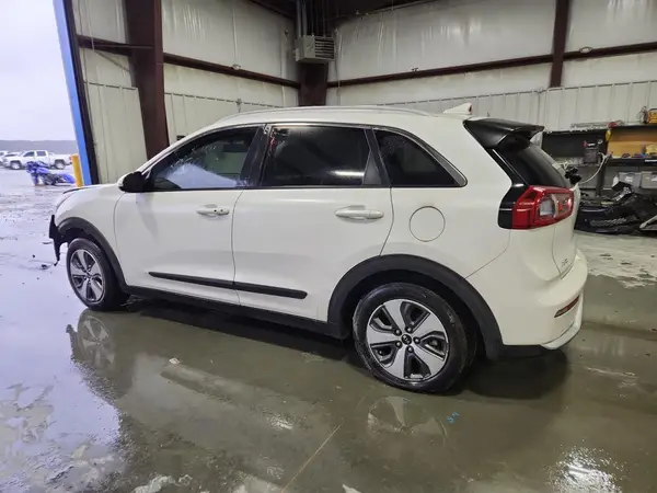 KNDCC3LCXH5065223 2017 KIA NIRO - Image 2