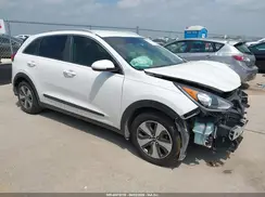 KNDCC3LCXH5066209 2017 KIA NIRO