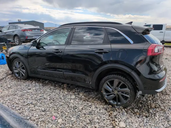 KNDCC3LCXH5067876 2017 KIA NIRO - Image 2