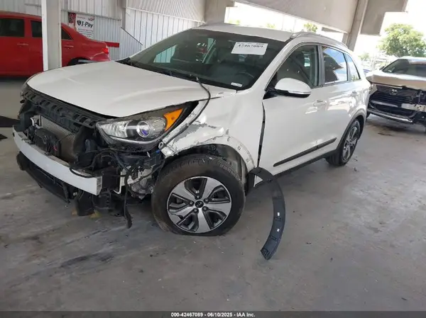 KNDCC3LCXH5095810 2017 KIA NIRO - Image 2