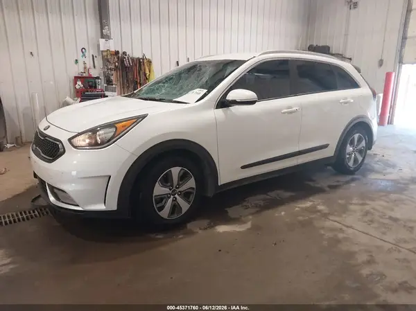 KNDCC3LCXK5219940 2019 KIA NIRO - Image 2