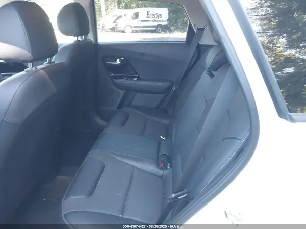 KNDCD3LD2N5547587 2022 KIA NIRO - Image 8