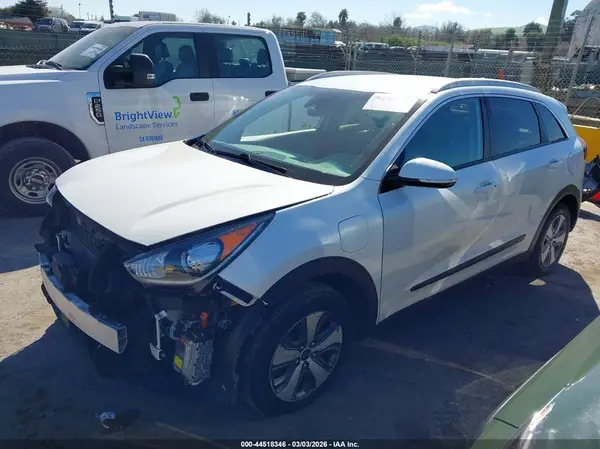 KNDCD3LD4K5303872 2019 KIA NIRO - Image 2