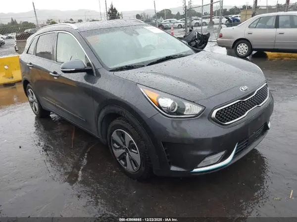 KNDCD3LD8K5304796 2019 KIA NIRO - Image 1