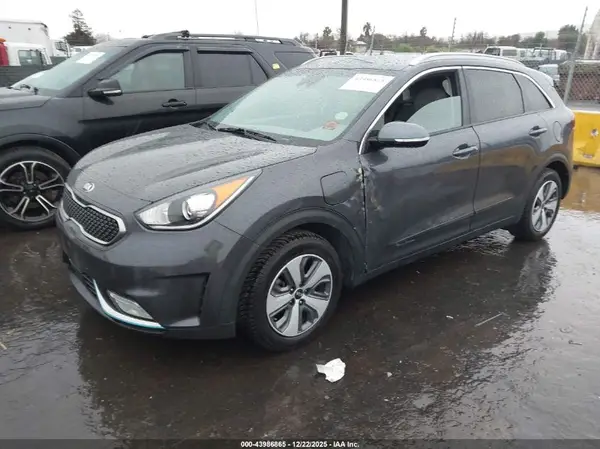 KNDCD3LD8K5304796 2019 KIA NIRO - Image 2