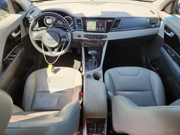 KNDCE3LC1H5070272 2017 KIA NIRO - Image 8