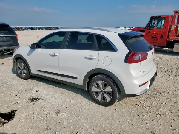 KNDCE3LC2J5125477 2018 KIA NIRO - Image 2