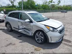 KNDCE3LC6J5116877 2018 KIA NIRO
