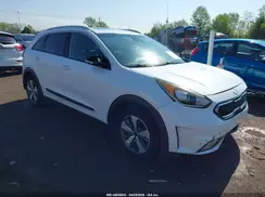 KNDCE3LC6J5147028 2018 KIA NIRO