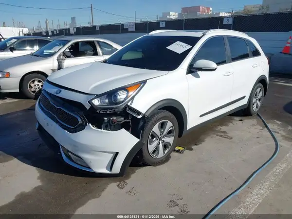 KNDCE3LC6K5303229 2019 KIA NIRO - Image 2
