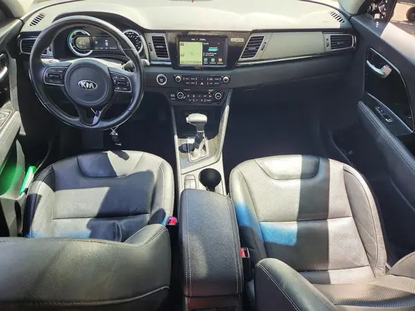 KNDCE3LC8H5075257 2017 KIA NIRO - Image 8