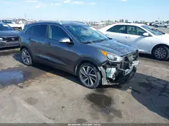 KNDCE3LC8J5138380 2018 KIA NIRO