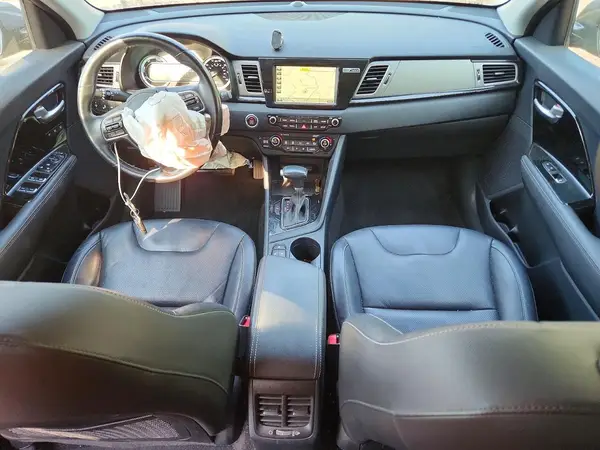 KNDCE3LC9H5038072 2017 KIA NIRO - Image 8