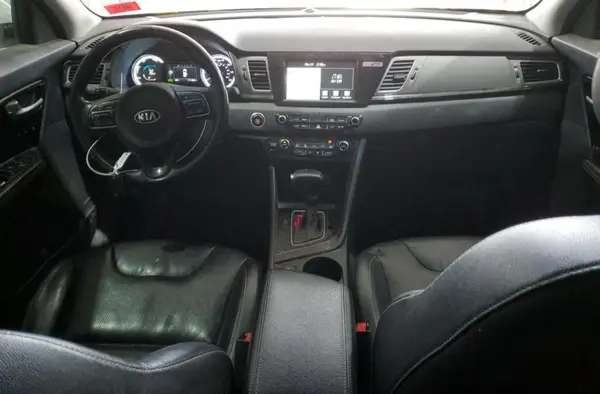 KNDCE3LC9H5038587 2017 KIA NIRO - Image 8